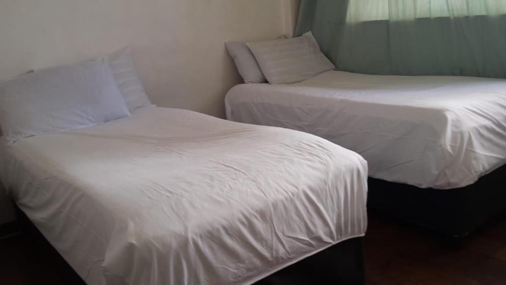Rosebank Accommodation Йоханесбург Екстериор снимка