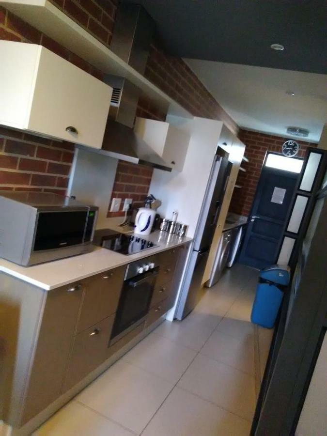 Rosebank Accommodation Йоханесбург Екстериор снимка